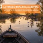 Imagen de barca surcando la albufera miesntrsa se visualizan flamencos